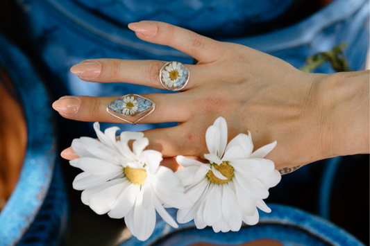 Round Ring with Daisy and Forget Me Not Flowers